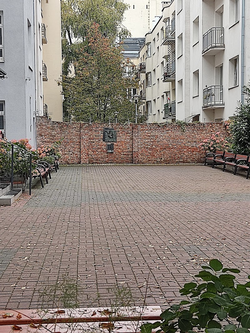 Стена гетто на улице Окопова