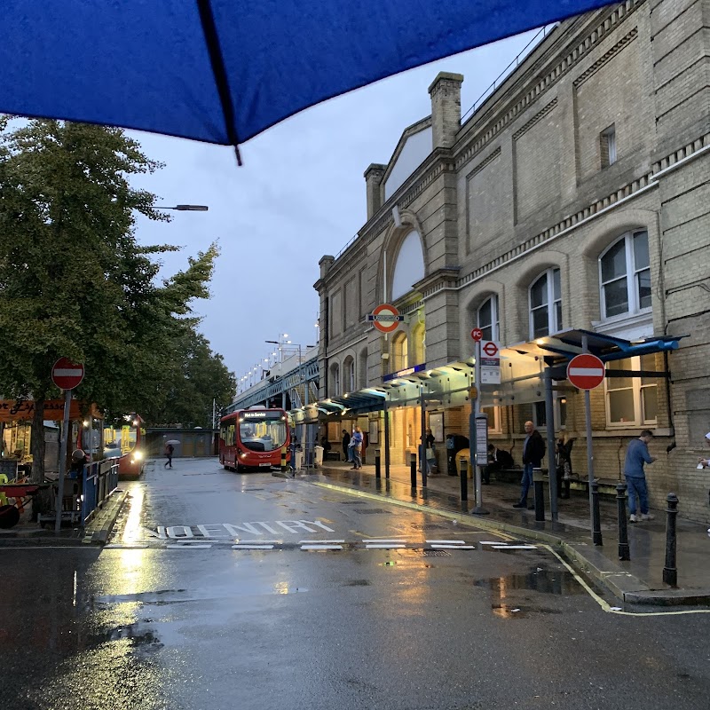 Станция Putney Bridge: мост с двумя церквями